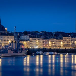Réflexion bleue au quai de la Fosse