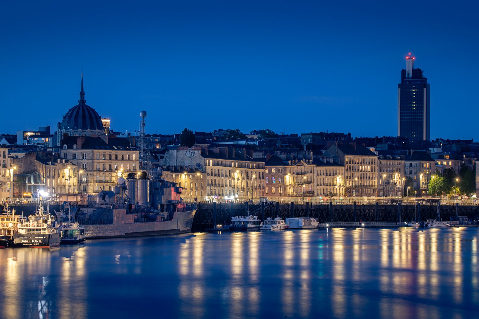 Réflexion bleue au quai de la Fosse